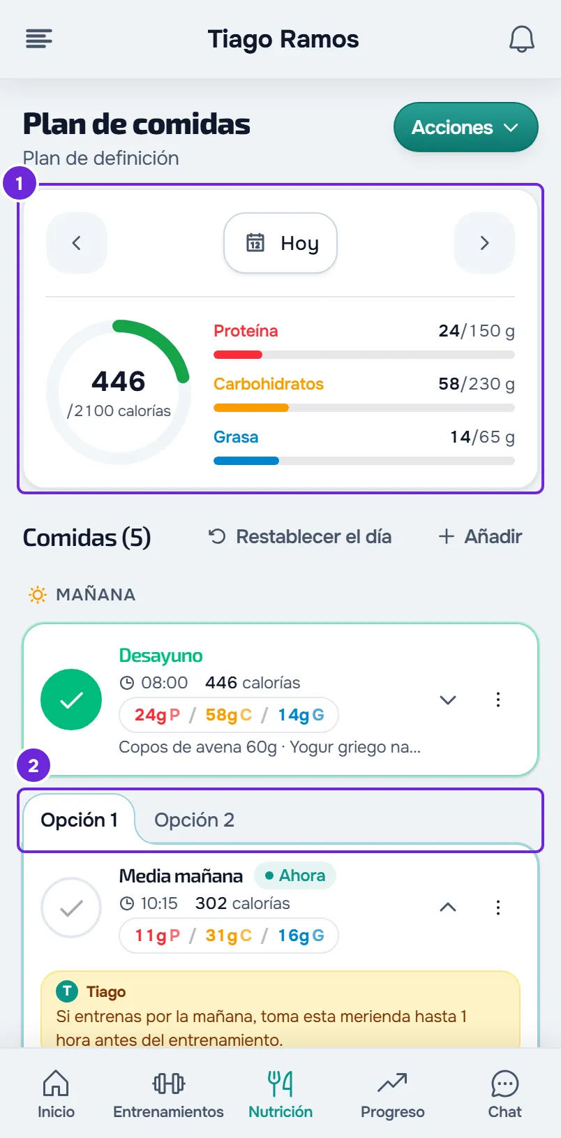 Pantalla Nutrición del cliente en un móvil: la meta del día con el anillo de 446/2100 calorías, las comidas y las pestañas Opción 1 y Opción 2.