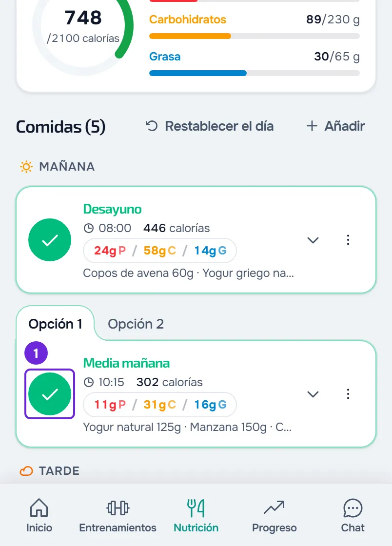 La media mañana marcada como comida en un móvil: círculo verde con visto, contorno verde, tarjeta cerrada y el anillo del día en 748 calorías.