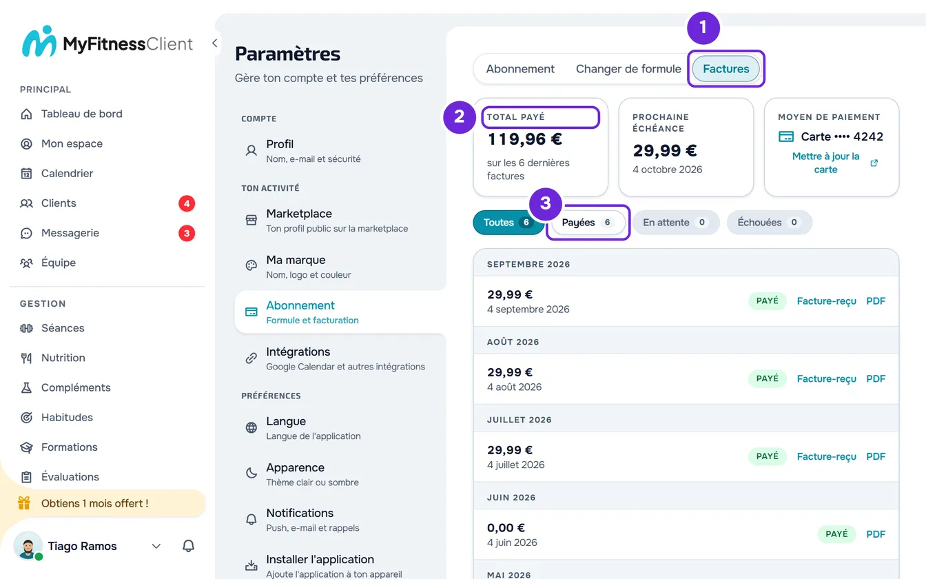Onglet Factures avec le résumé du total payé, du prochain prélèvement et du moyen de paiement, les filtres et la liste des factures groupées par mois.