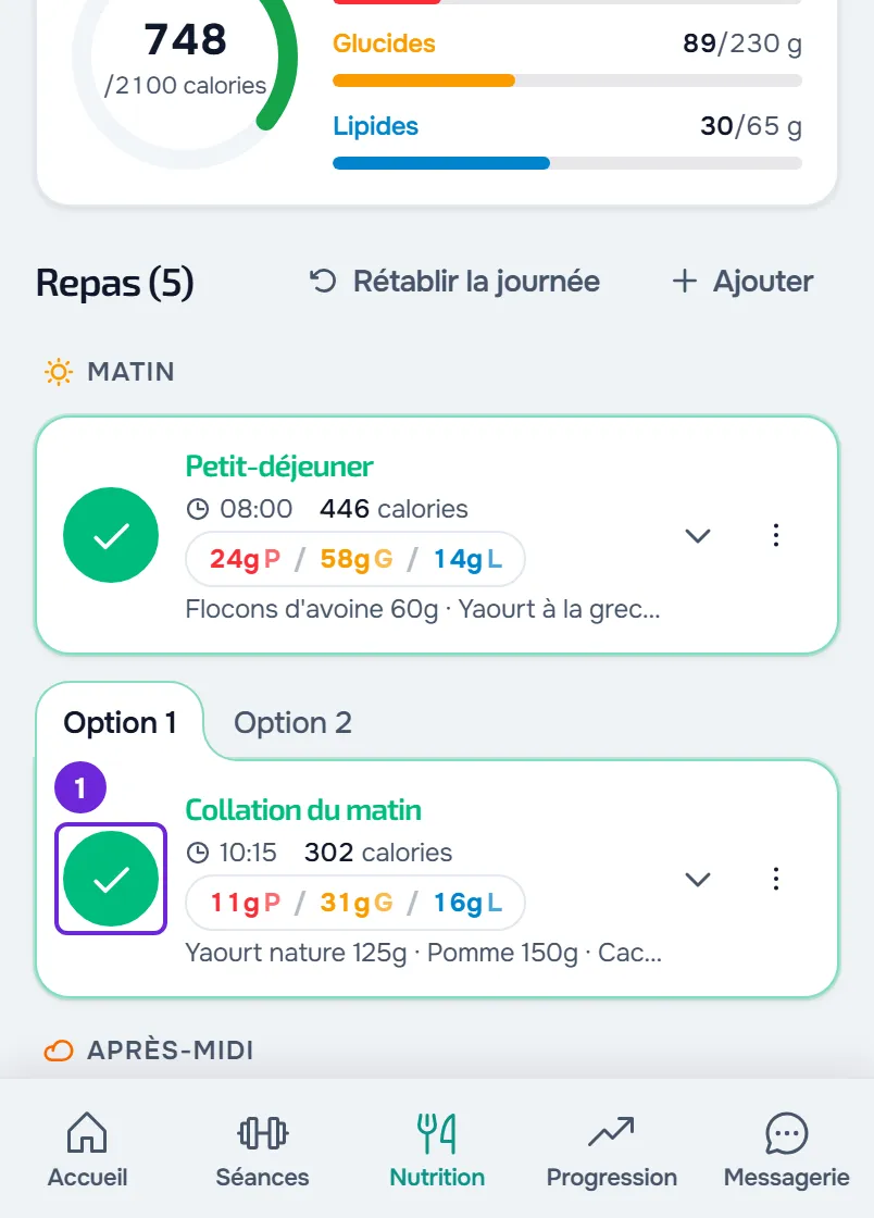 La collation du matin marquée comme mangée sur un téléphone : cercle vert coché, contour vert, carte repliée et l’anneau du jour à 748 calories.