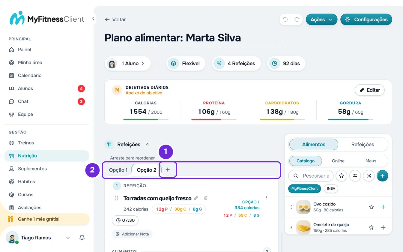 Refeição com as abas Opção 1 e Opção 2 e o + depois delas. A Opção 2 está aberta e a coluna Opção 1 mostra as calorias e os macros dela.