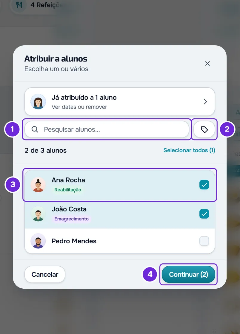 Janela Atribuir a alunos com Pesquisar alunos..., o botão das etiquetas, dois de três alunos marcados, Selecionar todos (1) e o botão Continuar (2).