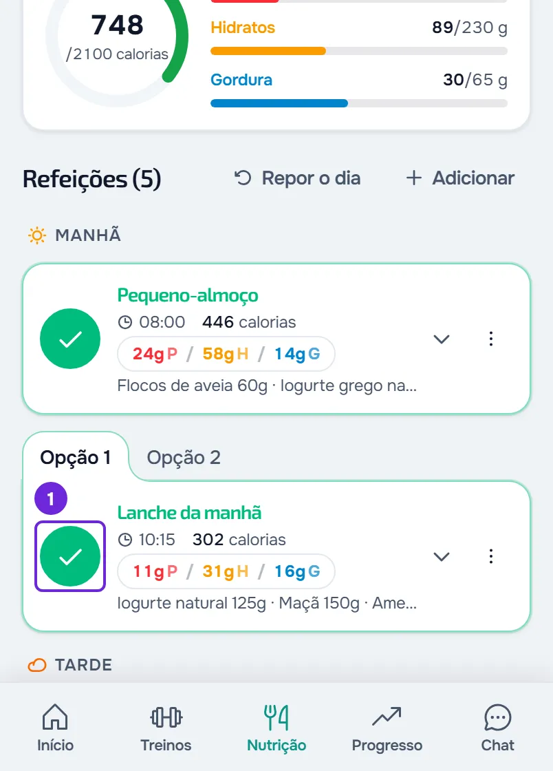 Lanche da manhã marcado como comido num telemóvel: círculo verde com visto, contorno verde, cartão fechado e o anel do dia a 748 calorias.